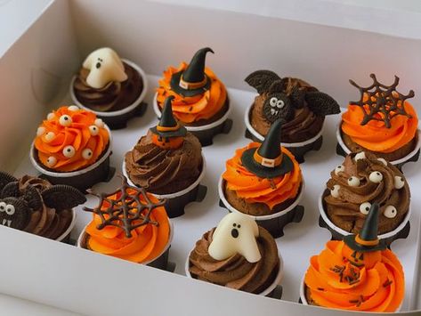 Healthy Halloween Snacks & Treats Which Kids Will Love - RecipeMagik Halloween Cupcakes Chocolate, Halloween Cupcake Design, Halloween Food Cupcakes, Halloween Deserts, Postres Halloween, Halloween Cake Decorating, Halloween Breakfast, Spooky Decorations, Healthy Halloween Snacks