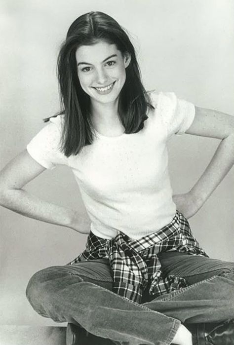 Anne Hathaway ❤ Anne Hathaway Young, Anne Hathaway Pics, Anne Hattaway, Anne Hathaway Style, Princess Diaries, Anne Hathaway, Woman Crush, What’s Going On, 그림 그리기