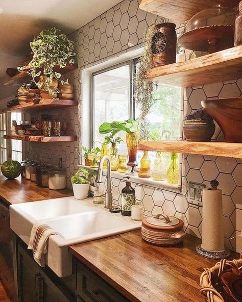 30 Farmhouse Kitchen Ideas for a Warm and Cozy Cooking Space Dapur Moden, Farmhouse Kitchen Backsplash, Living Room Floor Plans, Budget Kitchen, Farmhouse Kitchen Design, Classic Kitchen, Kitchen Decorating, Farmhouse Style Kitchen, Modern Farmhouse Kitchens