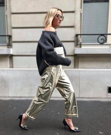 Gold Pants Outfit, Silver Pants Outfit, Metallic Pants Outfit, Trousers Street Style, Wardrobe Icons, Silver Trousers, Mum Style, Metallic Fashion, Metallic Trousers