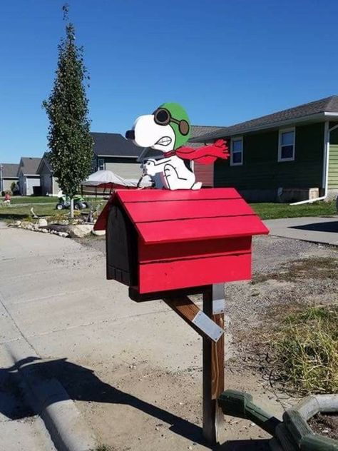 Snoopy mailbox Snoopy Mailbox, Mailbox On House, Red Mailbox, Cool Mailboxes, Snoopy Dog House, Painted Mailboxes, Unique Mailboxes, Diy Mailbox, Vintage Mailbox