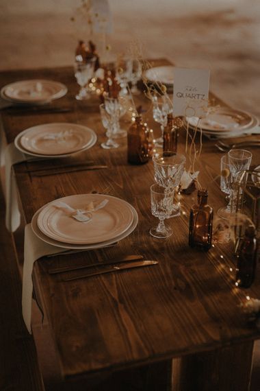 Minimalist table setting decor with dried grasses, coloured glassware and wooden table Brown Asthetics Wedding, Brown Beige Wedding Decor, French Wedding Decorations, Brown Table Wedding Decor, Wedding Decor Brown, Minimalist Fall Wedding Table Decor, Gold And Brown Wedding Theme, Brown Wedding Table Decor, Wedding Brown Theme