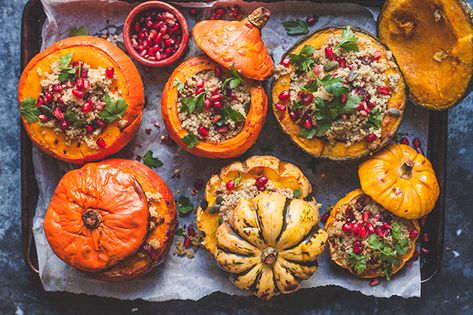 Quinoa stuffed roasted pumpkins Autumn Food Photography, Chocolate Pumpkin Tart, Vegan Gluten Free Cupcakes, Tuscany Food, Vegan Halloween Recipes, Vegan Halloween Food, Pumpkin Dish, Autumn Foods, Vegan Magazine