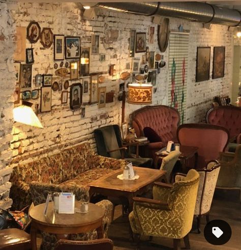 Cafe Bistro Design, Coffee House Interiors, Eclectic Cafe, Eclectic Restaurant, Vintage Coffee Shops, Bar Deco, Cafe Vintage, Aesthetic Interior Design, Bookstore Cafe