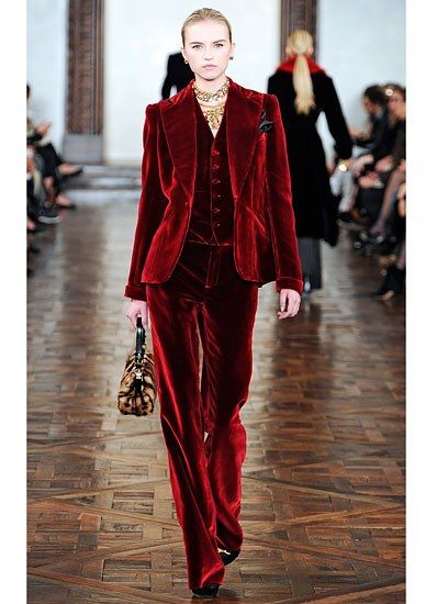 Runway photos: Ralph Lauren Fall 2012 Photos | W Magazine Red Velvet Suit, Tops Fall Outfits, Classy Fall Outfits, Ralph Lauren Fall, Velvet Suit, Womens Dress Suits, Christmas Fashion, Mode Inspiration, Red Fashion