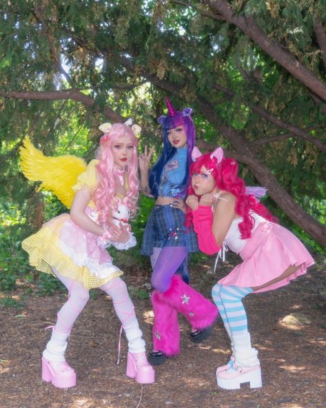 Finn And Bubblegum Costume, Flutter Shy Costume, Trixie Lulamoon Cosplay, My Little Pony Group Costume, My Little Pony Costume Diy, Pinkie Pie Halloween Costume, Fluttershy Halloween Costume, Mlp Halloween Costumes, Pinky Pie Costume