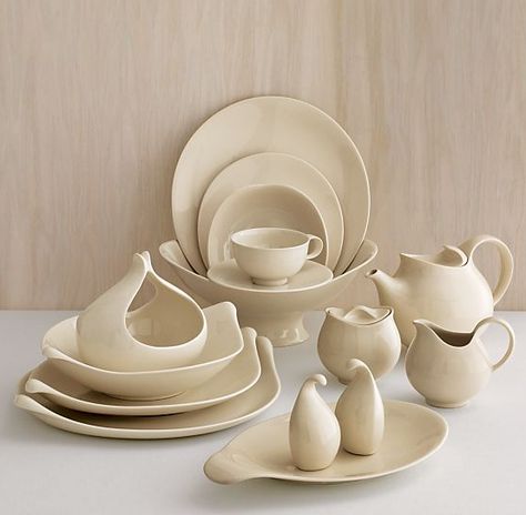 Eva Zeisel -- Similar iconic mid century style, and organic design, and food safe Eva Zeisel, Vase Deco, Mid Century Modern Ceramics, Cerámica Ideas, Mid Century Modern Interiors, White Dishes, Mid Century Ceramics, Design Master, Organic Design