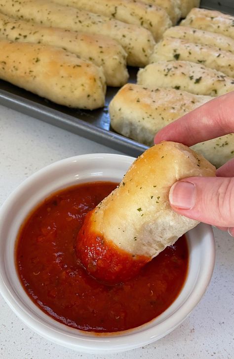 1-Hour Garlic Breadsticks (Olive Garden Copycat) Quick Garlic Bread Recipe, Breadsticks Olive Garden, Yeast Breadsticks, Garlic Breadsticks Recipe, Olive Garden Breadsticks, Homemade Breadsticks, Olive Garden Copycat, Bread Sticks Recipe, Garlic Breadsticks