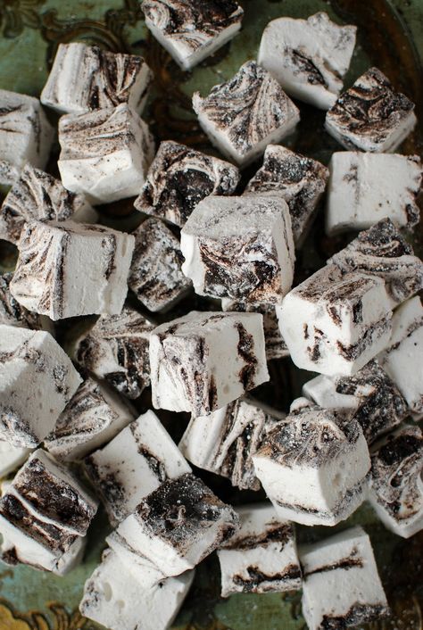 Give these homemade marshmallows a try, you won't believe how easy it is! Oreo Recipe, Marshmallow Recipes, Homemade Marshmallow Recipe, Grill Dessert, Gourmet Marshmallow, Flavored Marshmallows, Homemade Marshmallow, Rose Flavored, Marshmallow Treats