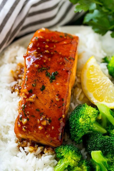 Honey garlic salmon served over rice with a side of broccoli. Salmon Dinner Ideas, Asian Salmon Recipes, Salmon And Broccoli, Sauce For Salmon, Honey Garlic Salmon, Honey And Soy Sauce, Garlic Salmon, Honey Garlic Sauce, Healthy Salmon Recipes