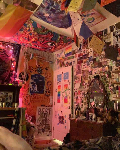 Sick Room Decor, Weirdcore Room Decor, Small Maximalist Bedroom, Weirdcore Bedroom, Weirdcore Room, Indie Aesthetic Room, Hippie Room, Ideas Habitaciones, Cool Room Decor