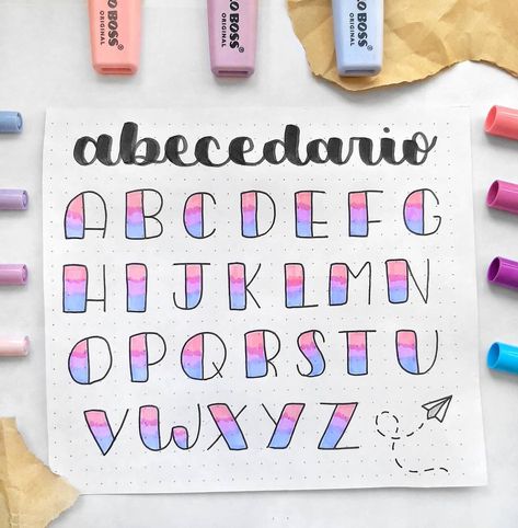 studygram.blogs⭐🖊 on Instagram: “Idea de abecedario💜🗒 Espero que les guste💕💙 Tags✨ #studygram #studies #titles #estudios #titulos #apuntes #apuntesbonitos #studyroom…” Bullet Journal Lettering Alphabet, Cute Lettering, Hand Lettering Alphabet Fonts, Wall To Wall Carpet, Lettering Styles Alphabet, Bullet Journal Font, Lettering Guide, Journal Fonts, Hand Lettering Art