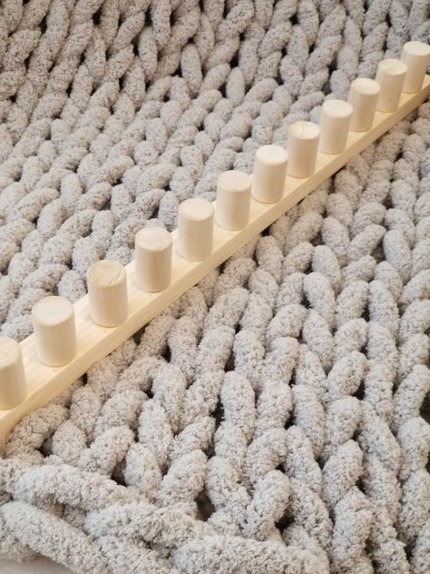 Loom for knitting chunky throw and blanket Diy Chunky Blanket Loom, Chunky Blanket Loom, How Many Skeins To Make A Chunky Blanket, Chunky Blanket Loom Diy, Blanket Diy No Sew, Hand Knit Chunky Blanket Diy, Knitting Doodles, Diy Chunky Yarn, Diy Chunky Blanket