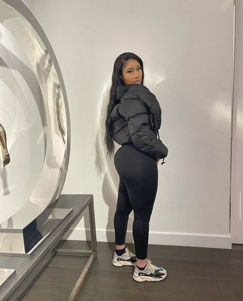 Yeezy 700 Outfit, Yeezy Outfit Women, Yeezy Outfit, Yeezy 700, Dope Outfits, Pretty Woman, Winter Outfits, Girl Outfits, Cute Outfits