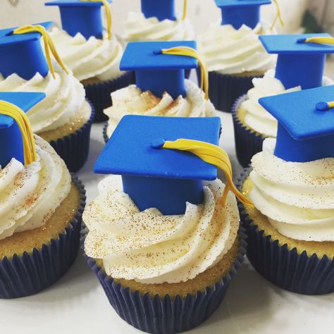 Graduation Party Desserts, Graduation Desserts, Graduation Party Cake, Graduation Party Foods, Graduation Cupcake Toppers, Pear Cake, Graduation Cake Toppers, Graduation Cupcakes, Happy Graduation