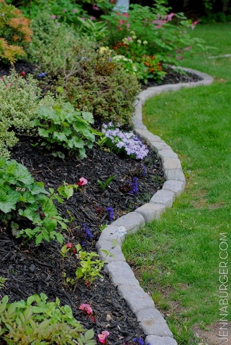 Most people struggle with perfect garden borders, but this idea is stunning—and takes just 20 minutes: This is going viral on Pinterest! This is the garden bed that is against the front of our home and it looks much different than when we moved in a few Curved Garden Edging, Garden Edging Stones, Landscape Edging Stone, Exterior Landscaping, Edging Stones, Brick Garden Edging, Stone Edging, Fern Garden, Flower Bed Edging