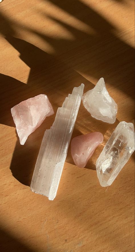 Selenite Aesthetic, Spiritual Vibes, Pretty Aesthetic, Rock Girl, Quartz Geode, Rose Quartz, Gems, Crystals, Stone