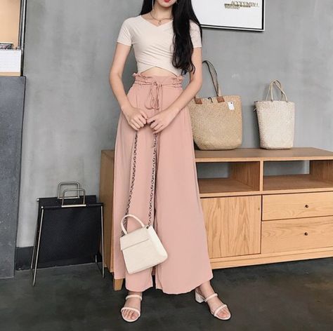 Casual Loose Pants Loose Pants Summer Outfit, Square Pants Outfit Casual, Square Pants Outfit, Office Wear Dresses, Outfit Ideas Korean, Loose Pants Outfit, Square Pants, Pants Outfit Casual, Hair Nails