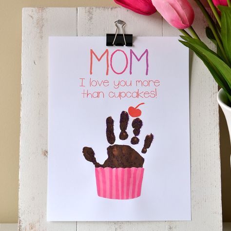 Make this adorable cupcake handprint craft for a Mother's Day gift! Free printables with version for Mom, Mommy and Grandma! Mothers Day Crafts Preschool, Easy Mother's Day Crafts, Diy Mother's Day Crafts, Mother's Day Projects, Handprint Gifts, Free Printable Crafts, Footprint Crafts, Moms Crafts, Handprint Craft