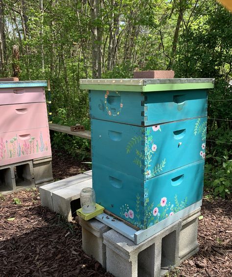 Beehive Painted, Beehive Painting Ideas, Bee Hive Painting, Painted Beehives, Painted Bee Hives, Apiary Beekeeping, Bee Hives Boxes, Bee Houses, Backyard Beekeeping