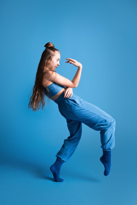 Dance Company Photo Shoot, Dance Photoshoot Ideas Creative, Abstract Dance Poses, Dance Team Hairstyles, Dance Photoshoot Outfits, Studio Dance Photography, Blue Dance Outfit, Movement Photoshoot, Modern Poses