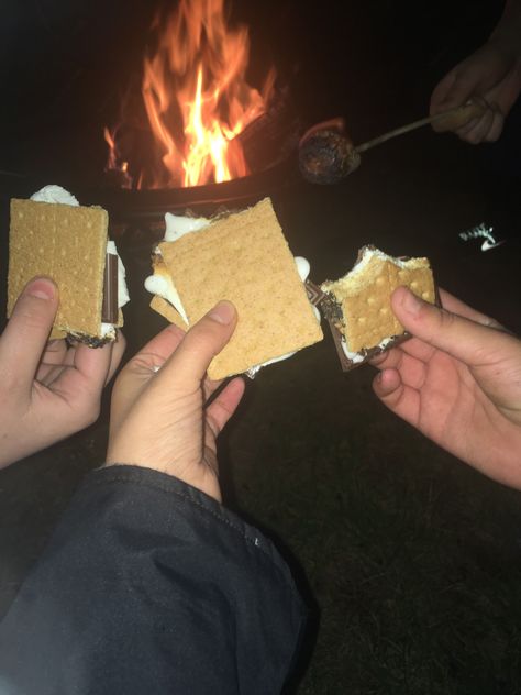 Smores Aesthetic Friends, Fall Activities With Friends Aesthetic, Cute Hang Out Ideas, Spring Things To Do With Friends, Best Friend Date Ideas Aesthetic, Bonfire Friends Aesthetic, Hangouts With Friends Ideas, Friend Group Date Ideas, Summer Activities With Friends Aesthetic