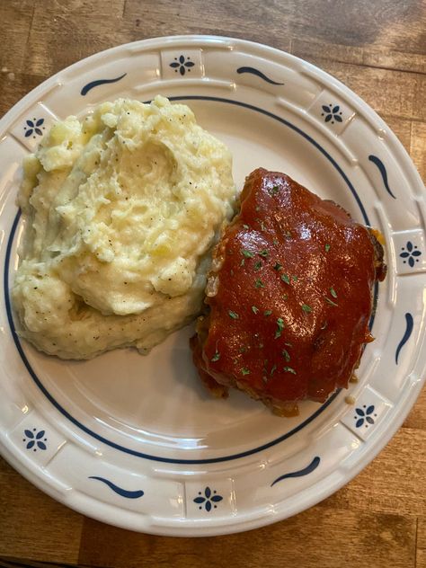 Cast Iron Skillet Meatloaf, Hamburger On Cast Iron Skillet, Meatloaf In Iron Skillet, Skillet Burgers Cast Iron, Burger In Cast Iron Skillet, Skillet Meatloaf, Baked Meatloaf, Meatloaf Glaze, Meatloaf Ingredients