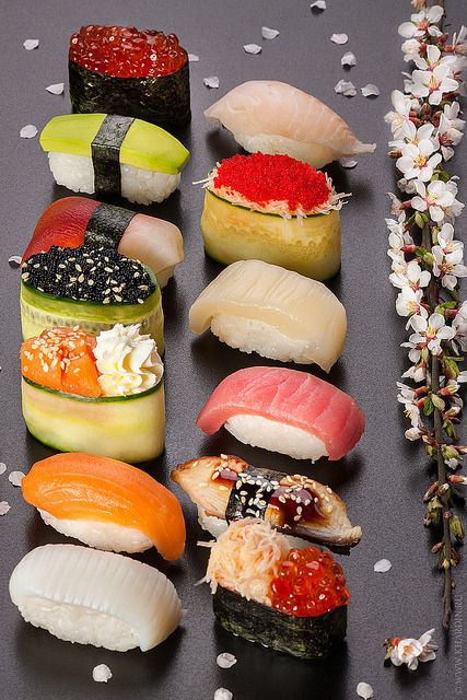 The Kimono Gallery — ryu-kirin: Beautiful sushi Resep Sushi, Sushi Board, Japanese Food Sushi, Sashimi Sushi, Types Of Sushi, Food Games, Sushi Love, Sushi Sushi, Oki Doki