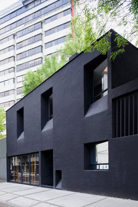 zeller-and-moye-troquer-fashion-house-interiors-mexico-city-designboom-02 Renovation Facade, Black Architecture, Black Building, Houses In Mexico, Office Architecture, Building Facade, Architecture Exterior, Facade Architecture, Facade Design