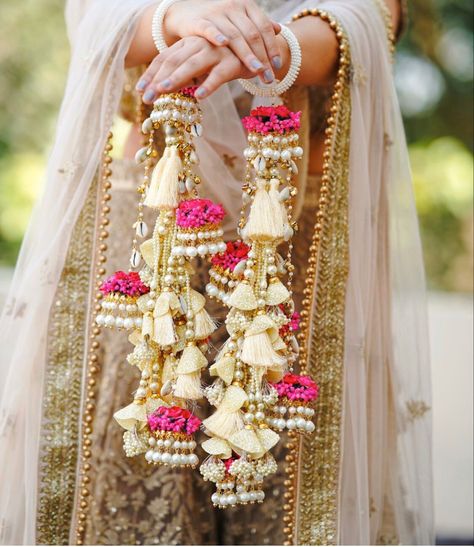 Kalira Designs, Throne Ideas, Kalire Designs, Bridal Kalire, Pakistani Bridal Hairstyles, Haldi Decoration, Jewelry Room, Nikah Ceremony, Flower Jewelry Designs