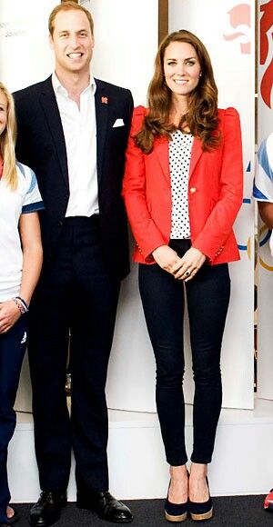 Kate in a red blazer and skinny jeans... Ducesa Kate, Düşes Kate, Stuart Weitzman Wedges, Herzogin Von Cambridge, Looks Kate Middleton, Prins William, White Polka Dot Top, Middleton Style, Blazer Outfit