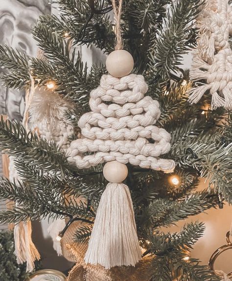 Christmas Happies, Boho Christmas Decor Ideas, Decoracion Navidad Diy, Elegant Christmas Centerpieces, Christmas Macrame, Boho Tree, Boho Christmas Tree, Boho Christmas Decor, Bohemian Christmas