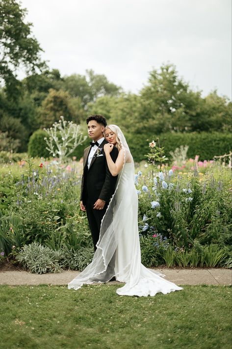 Wedding Photoshoot Garden, October Evening, Garden Wedding Photos, Downtown Wedding, Couples Portraits, Fairy Wedding, Michigan Wedding Photographer, Museum Wedding, Garden Party Wedding