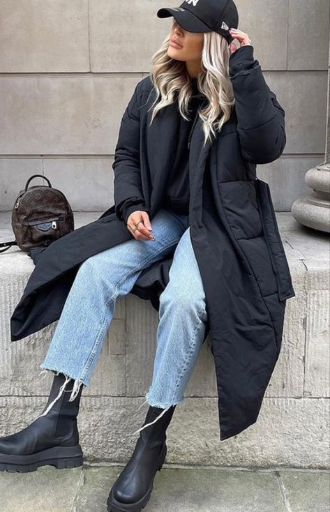 Casual Cool Winter Outfits, Puffer Vest Long Outfit, Black Long Puffer Coat Outfit, Long Down Jacket Outfit, Long Puffy Jacket Outfit, Long Puffer Coat Street Style, Black Long Puffer Jacket Outfit, Long Puffer Jacket Outfit Winter Style, Long Black Puffer Coat Outfit