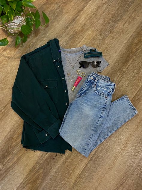 Outfit insporation. Dark green jacket. Green accessories. Straight legged jeans. Dark Green Jacket Outfit, Fall Weather Outfits, Green Jacket Outfit, Dark Green Jacket, Straight Legged Jeans, Boyfriend Jeans Outfit, Green Denim Jacket, Modest Outfit Ideas, Demin Jacket