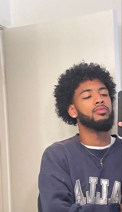 Mens Twists Hairstyles, Taper Fade Curly Hair, Black Hair Cuts, Curly Hair Fade, Men Haircut Curly Hair, Black Men Beards, Light Skin Men, Black Men Haircuts, Dark Skin Men