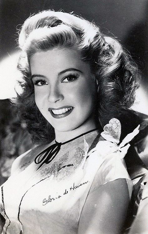 Gloria DeHaven (July 23rd 1925 – July 30th 2016) an American actress and singer who was a contract star for Metro-Goldwyn-Mayer. Gloria appeared in around 30 films and in many television series, and in several stage productions. Gloria Dehaven, Old Hollywood Movie, Old Hollywood Stars, Classic Actresses, Old Hollywood Glamour, Golden Age Of Hollywood, Photo Postcards, Vintage Hollywood, Hollywood Glamour