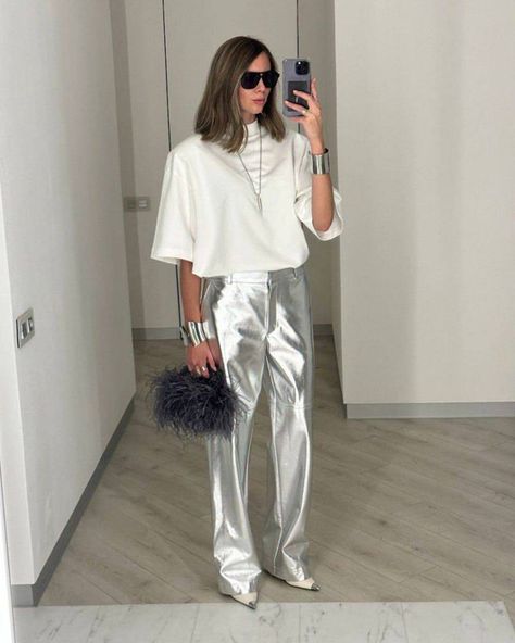 Silver Pants Outfit Night, Silver Pants Outfit, Metallic Pants Outfit, Silver Trousers, Silver Outfits, Sparkle Outfit, Silver Pants, Look Jean, Glam Outfit