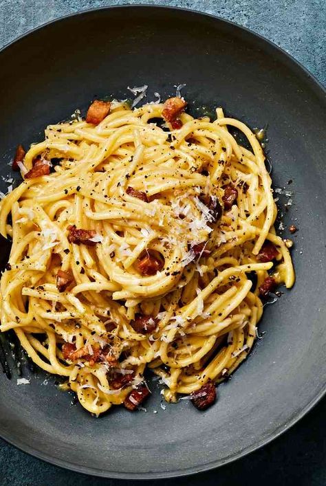 Learn how to make a spaghetti carbonara with this easy, fast recipe for spaghetti carbonara with step-by-step photos to help you make this famously creamy iconic Italian pasta. Italian Carbonara Recipe, Carbonara Recipes, Italian Carbonara, Pasta Entrees, Spaghetti Carbonara Recipe, Pasta Carbonara Recipe, Best Spaghetti, Italian Favorites, Carbonara Recipe