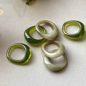 🍈 Boho Festival Fashion, Antique Engagement Ring, Dope Jewelry, Resin Ring, Funky Jewelry, Round Rings, Jewelry Inspo, Simple Jewelry, Green Aesthetic