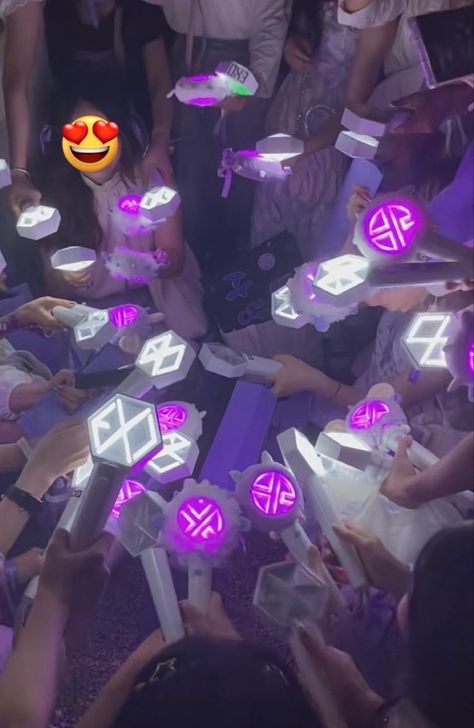 Light Stick de lay💜🐏 Kpop Lightsticks Aesthetic, Cute Fanmade Lightstick, Kpop Lightstick Fanmade Moon, Exo Lightstick Aesthetic, Lightstick Exo, Lay Zhang, Light Stick, Zhang Yixing, Exo Lay