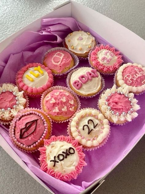 Boujee Birthday Cupcakes, Cute Cupcakes Birthday, 21 Bday Cupcakes, Muffins Birthday Decoration, 16 Birthday Cupcake Ideas, Birthday Cupcakes Design Ideas, Pastel Cupcakes Aesthetic, Cupcakes Cute Aesthetic, Birthday Cupcakes Ideas Aesthetic