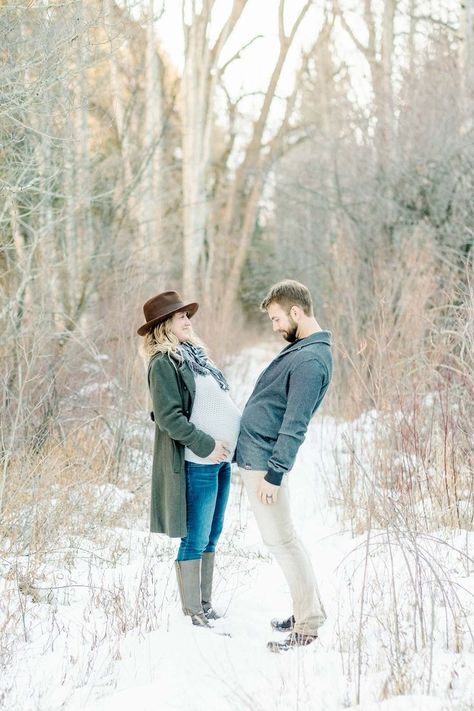 Winter Pregnancy Photoshoot, Winter Maternity Pictures, Winter Maternity Shoot, Maternity Photography Winter, Couple Maternity Poses, Maternity Picture Outfits, Winter Maternity Photos, Maternity Photography Family, Fall Maternity Photos