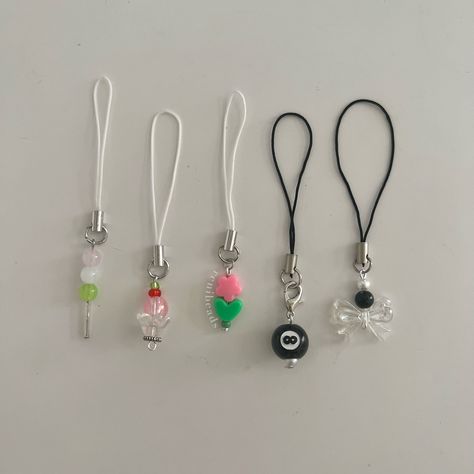 Handmade Happiness: Crochet Bag Charms to Brighten Your Bag Glass Bead Key Chain, Metal Keychain Handmade, Simple Beaded Keychains, Simple Phone Charms, Handmade Phone Charms, Dango Keychain, Beads Phone Charms, Diy Phone Charms, Cute Phone Charms