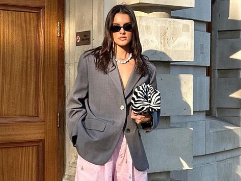 The Fashion Crowd Is Going All In on This Chic Handbag Trend Zebra Purse Outfit, Zebra Print Bag Outfit, Zebra Bag Outfit, Clutch Bag Outfit, Trendy Black Heels, Zebra Bag, Zebra Purse, Zebra Print Bag, Clutch Outfit