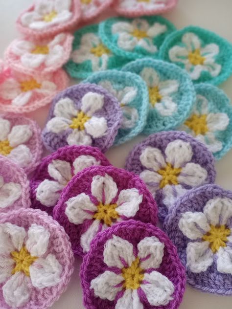 Crochet Flowers Afghan Free Pattern, Crochet Flower Block Free Pattern, Hawaiian Flower Crochet, Crochet Flower Applique Free Pattern, Crochet Motif Patterns Free, Apple Granny Square, Crochet Blossom, Crochet Flower Motif, Blossom Crochet