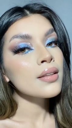 Sky Makeup Look, Sea Headpiece, Sky Blue Makeup, Icy Makeup, Navy Blue Makeup, Blue Makeup Look, Beautiful Makeup Ideas, Make Azul, Glittery Makeup