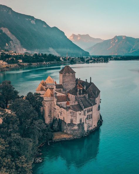 Amazing Switzerland в Instagram: «The famous Château de Chillon in a marvellous photography. 🏰✨ 📸by @ottocarlin Tag your image with #blickheimat to get featured on…» Castle Switzerland, Lake Geneva, Dream Travel Destinations, Tower Bridge, Breathtaking Views, Beautiful World, Travel Dreams, Cool Places To Visit, Europe Travel