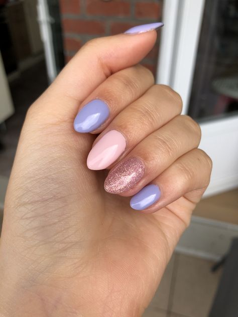 Pink gellac: lily lilac, sparkling nude and pale pink combination #gelpolish #manicure #nails Pink Gellac Nailart, Lilac And Pink Nails, Gellac Nails, Chanel Nails Design, Blush Pink Nails, Pink Combination, Bright Pink Nails, Pink Gellac, Matte Pink Nails