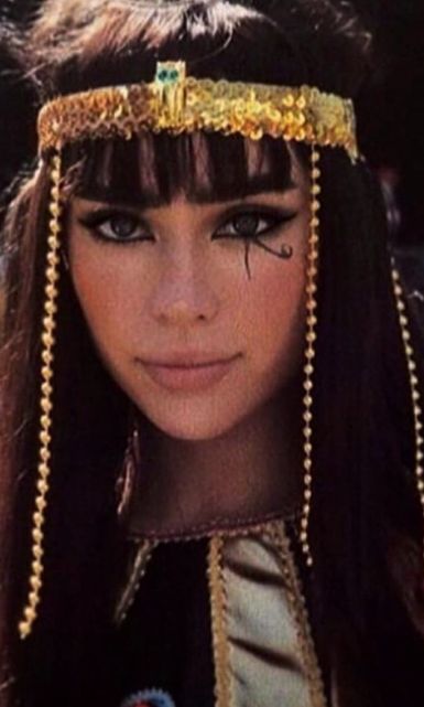 Ancient Egyptian Hairstyles, Egypt Makeup, Cleopatra Makeup, Cleopatra Halloween Costume, Egyptian Hairstyles, Cleopatra Halloween, Egyptian Makeup, Egyptian Women, Retro Makeup